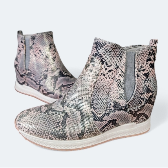 Baretraps Jaci Pastel Metallic Snakeskin Ankle Boots Hidden Wedge Size 7.5 - Picture 1 of 16